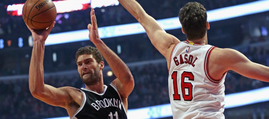 Brook López entra a canasta ante la defensa de Pau Gasol Brook López entra a canasta ante la defensa de Pau Gasol