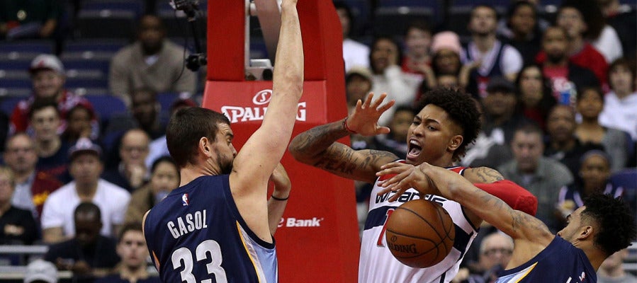 Marc Gasol disputa un balón con un jugador de Wizards Marc Gasol disputa un balón con un jugador de Wizards