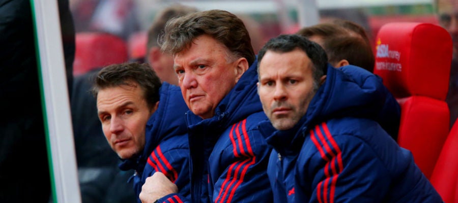 Van Gaal, en el banquillo del Britannia Stadium Van Gaal, en el banquillo del Britannia Stadium