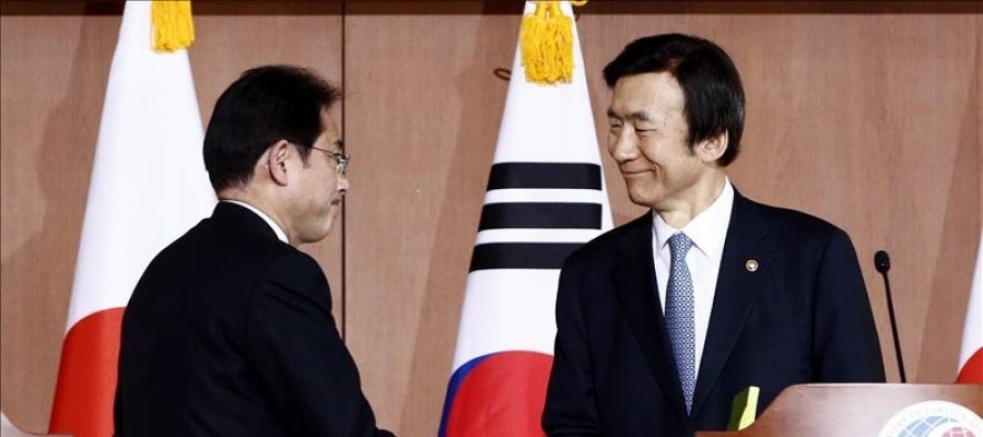 El ministro nipón de Exteriores, Fumio Kishida (izda), y su homólogo surcoreano, Yun Byung-Se (dcha) El ministro nipón de Exteriores, Fumio Kishida (izda), y su homólogo surcoreano, Yun Byung-Se (dcha)