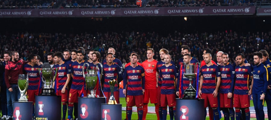 Los jugadores del Barcelona ofrecen los cinco títulos conseguidos a la afición Los jugadores del Barcelona ofrecen los cinco títulos conseguidos a la afición