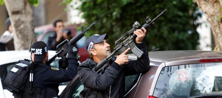 Agentes de policía israelíes permanecen en guardia en el lugar donde se ha producido un tiroteo en Tel Aviv Agentes de policía israelíes permanecen en guardia en el lugar donde se ha producido un tiroteo en Tel Aviv