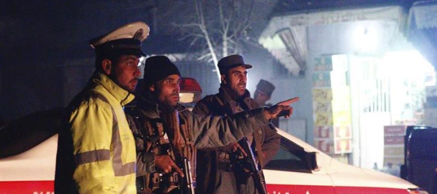 Miembros del servicio de seguridad en el lugar del ataque en Kabul Miembros del servicio de seguridad en el lugar del ataque en Kabul