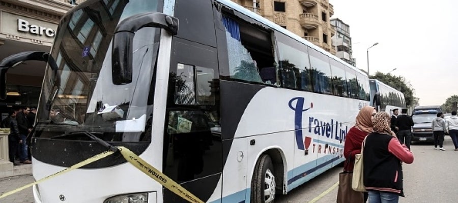 Imagen del autobús contra el que han disparado un grupo de desconocidos en El Cairo Imagen del autobús contra el que han disparado un grupo de desconocidos en El Cairo