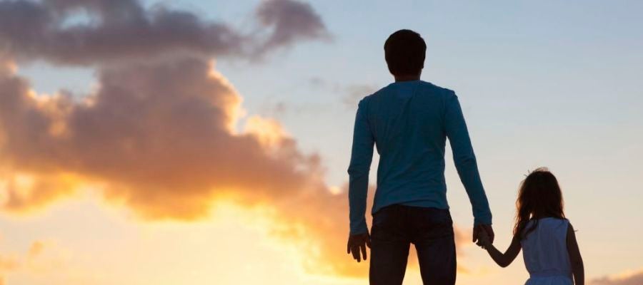Un padre con su hija durante la puesta de sol Un padre con su hija durante la puesta de sol