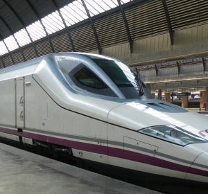 Un AVE de Renfe en la estación de Atocha Un AVE de Renfe en la estación de Atocha