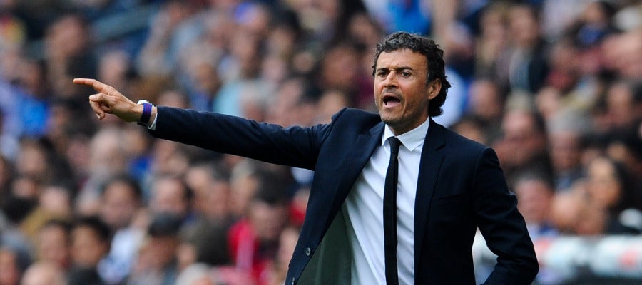 Luis Enrique dando órdenes a sus jugadores en el Barça