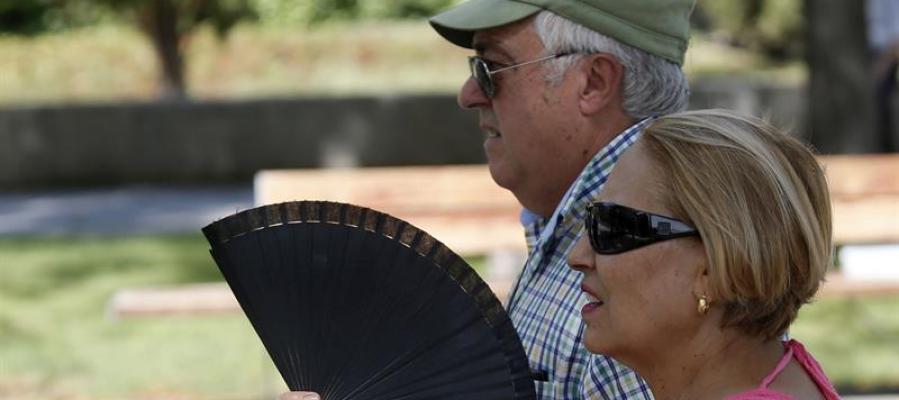 Dos señores se abanican ante el calor Dos señores se abanican ante el calor