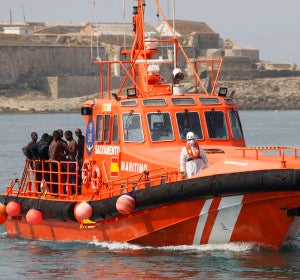 Imagen de archivo de un grupo de inmigrantes llegando al Puerto de Tarifa en la embarcación de Salvamento Marítimo. Imagen de archivo de un grupo de inmigrantes llegando al Puerto de Tarifa en la embarcación de Salvamento Marítimo.