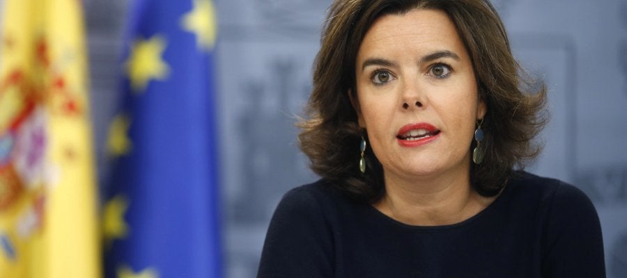 La vicepresidenta del Gobierno en funciones, Soraya Sáenz de Santamaría, durante la rueda de prensa que ha ofrecido tras la reunión del Consejo de Ministros. La vicepresidenta del Gobierno en funciones, Soraya Sáenz de Santamaría, durante la rueda de prensa que ha ofrecido tras la reunión del Consejo de Ministros.