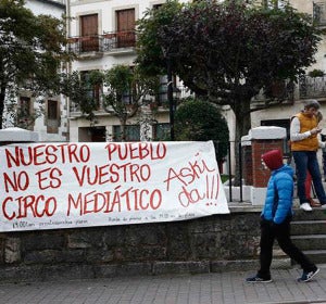 Vecinos y amigos de los dos detenidos en la madrugada del pasado sabado por agredir a dos Guardias Civiles y sus parejas en una concentración frente al ayuntamiento de Alsasua Vecinos y amigos de los dos detenidos en la madrugada del pasado sabado por agredir a dos Guardias Civiles y sus parejas en una concentración frente al ayuntamiento de Alsasua