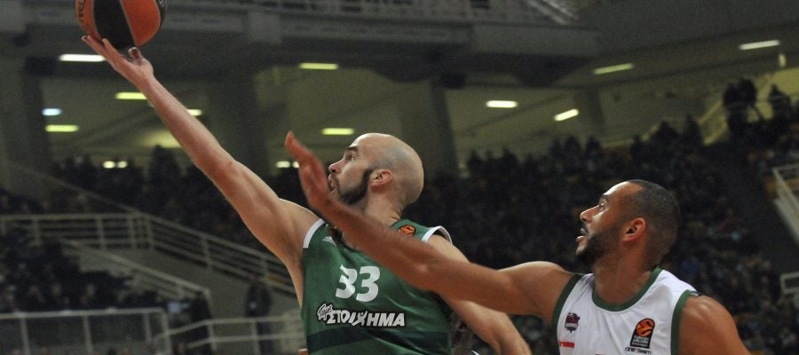 Nick Calathes intenta anotar Nick Calathes intenta anotar