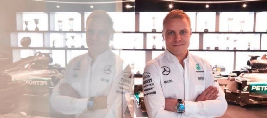 Valtteri Bottas posa con el mono de Mercedes Valtteri Bottas posa con el mono de Mercedes