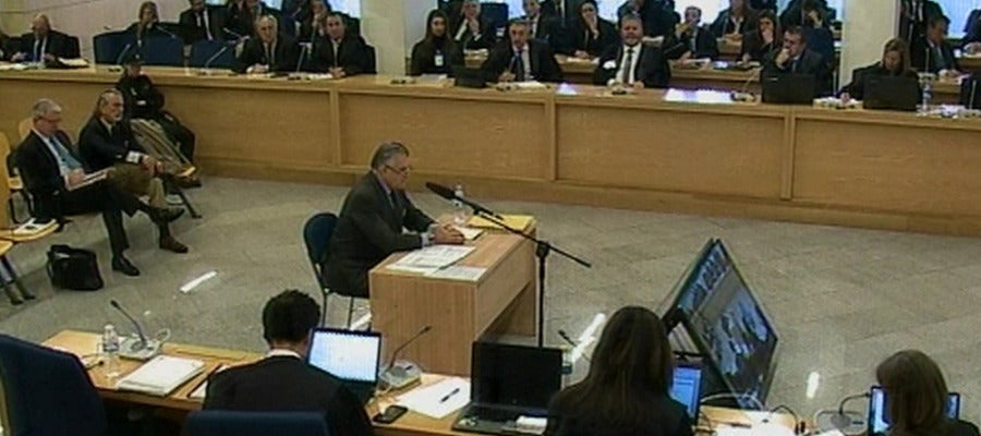 Luis Bárcenas declarando durante el juicio de Gürtel Luis Bárcenas declarando durante el juicio de Gürtel