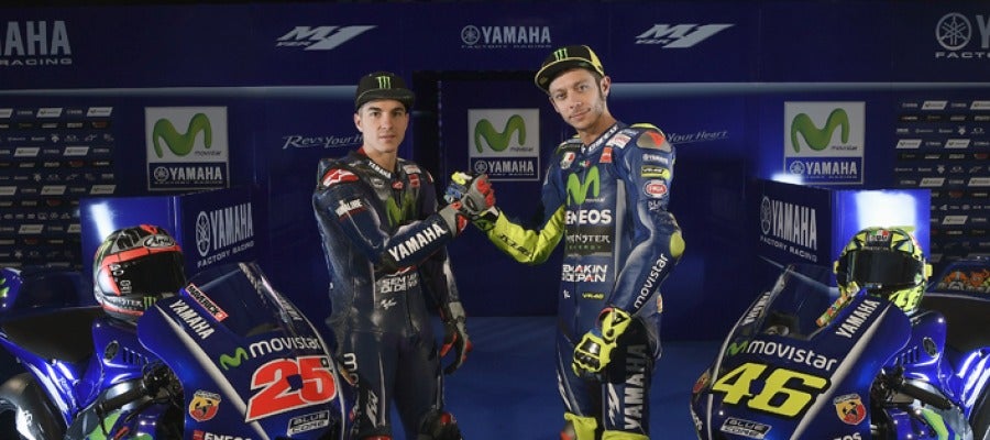 Maverick Viñales y Valentino Rossi, junto a la nueva Yamaha Maverick Viñales y Valentino Rossi, junto a la nueva Yamaha