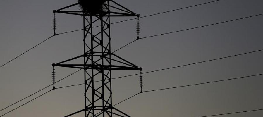 Las eléctricas tendrán que dar tres avisos y esperar hasta cuatro meses antes de cortar la luz Las eléctricas tendrán que dar tres avisos y esperar hasta cuatro meses antes de cortar la luz