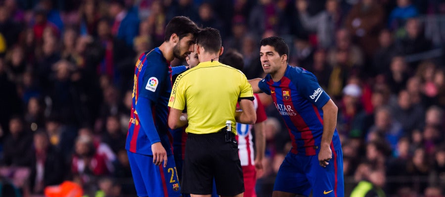 Luis Suárez protesta al colegiado Luis Suárez protesta al colegiado