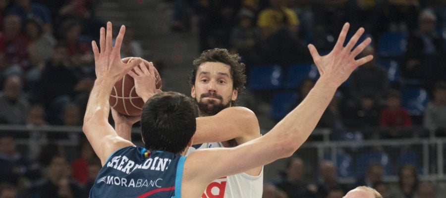 Sergio Llull penetra a canasta anta la defensa andorrana Sergio Llull penetra a canasta anta la defensa andorrana