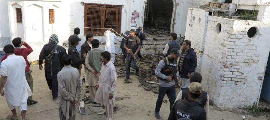 Policías inspeccionan la mezquita donde se produjo un ataque con bomba en la localidad de Shikarpur (Pakistán) Policías inspeccionan la mezquita donde se produjo un ataque con bomba en la localidad de Shikarpur (Pakistán)