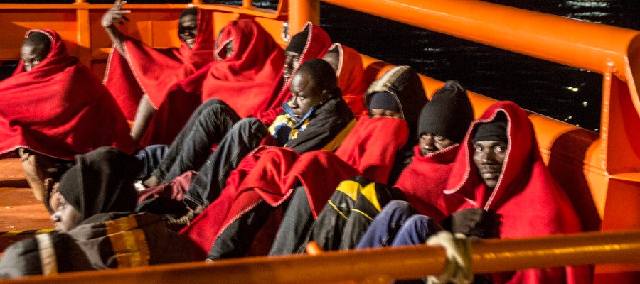 Varios inmigrantes subsaharianos en una embarcación de Salvamento Marítimo Varios inmigrantes subsaharianos en una embarcación de Salvamento Marítimo