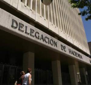 Fachada de una Delegación de Hacienda Fachada de una Delegación de Hacienda