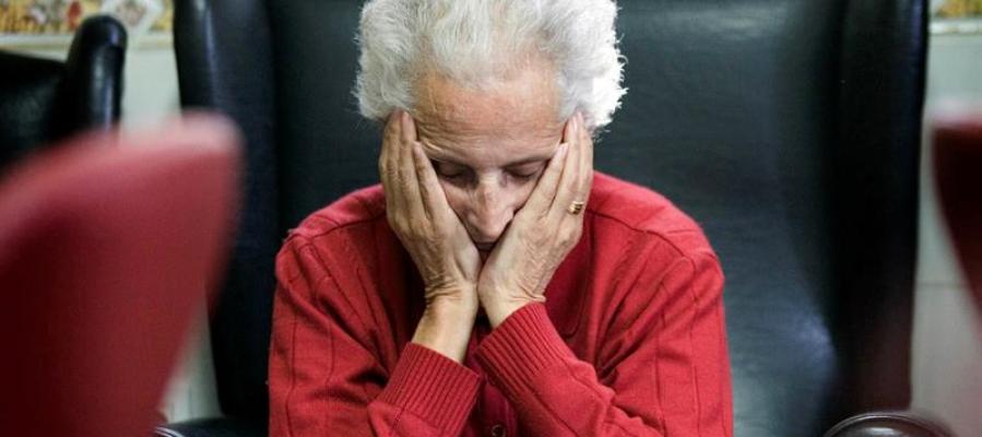 Una anciana viviendo sola Una anciana viviendo sola