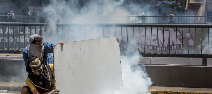 Violentos enfrentamientos entre los manifestantes y la policía en Venezuela Violentos enfrentamientos entre los manifestantes y la policía en Venezuela