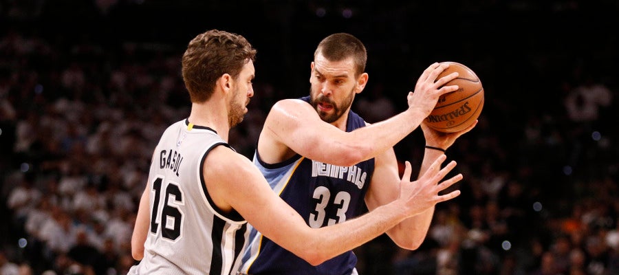 Pau defiende a su hermano Marc con el balón Pau defiende a su hermano Marc con el balón