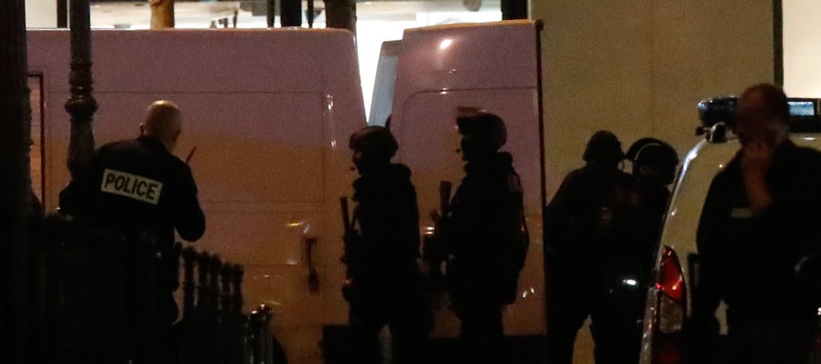 La policía parisina en el lugar del tiroteo La policía parisina en el lugar del tiroteo