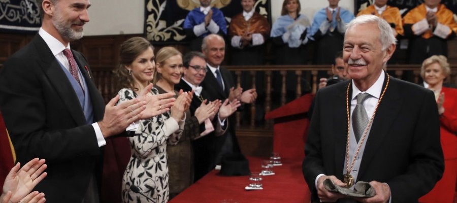 Eduardo Mendoza recibe el Premio Cervantes Eduardo Mendoza recibe el Premio Cervantes