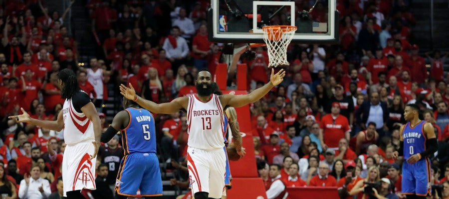 James Harden celebra una canasta frente a los Thunder James Harden celebra una canasta frente a los Thunder