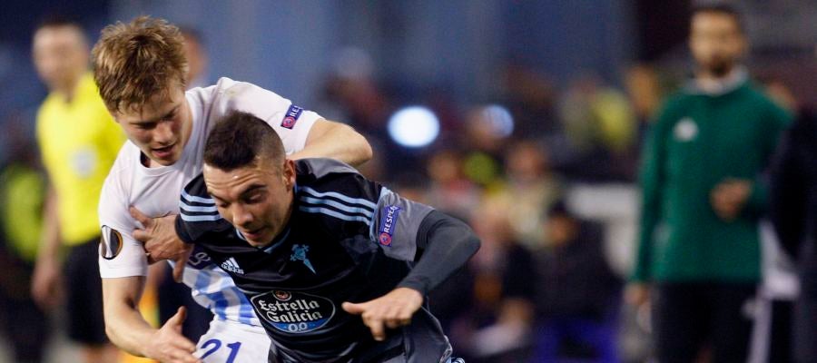 Iago Aspas lucha por hacerse con un balón con Jere Uronen Iago Aspas lucha por hacerse con un balón con Jere Uronen