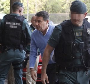 Ignacio González con agentes de la UCO Ignacio González con agentes de la UCO