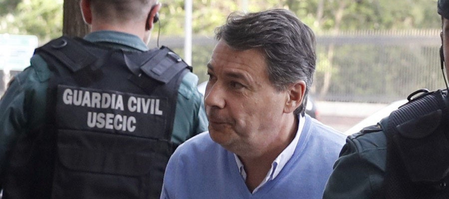 Ignacio González con agentes de la UCO Ignacio González con agentes de la UCO