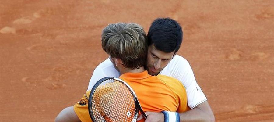 Djokovic abraza a Goffin. Djokovic abraza a Goffin.