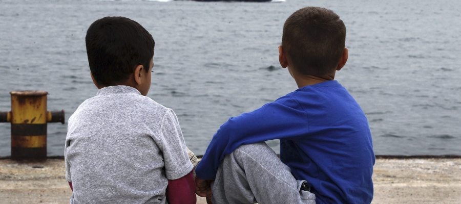 Dos niños observan el mar desde las nuevas instalaciones para refugiados en Skaramangas Dos niños observan el mar desde las nuevas instalaciones para refugiados en Skaramangas