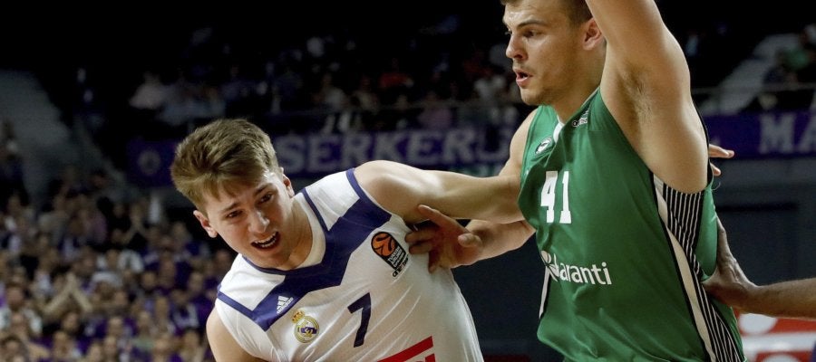 Luka Doncic intenta entrar a canasta Luka Doncic intenta entrar a canasta