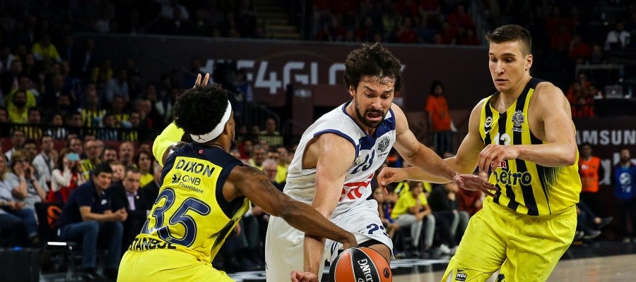 Llull intenta no perder el balón ante la defensa de Fenerbahçe Llull intenta no perder el balón ante la defensa de Fenerbahçe