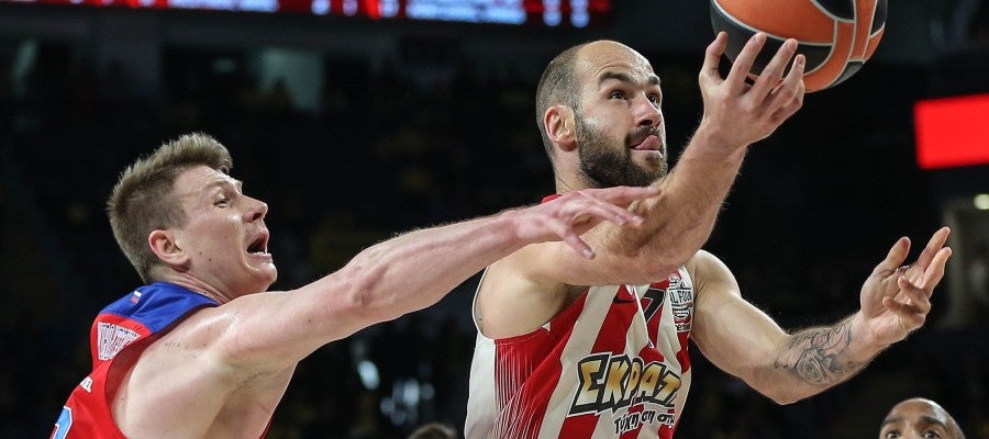 Spanoulis penetra a canasta ante el CSKA Spanoulis penetra a canasta ante el CSKA