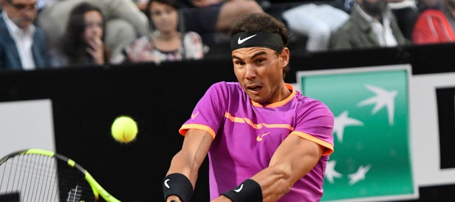 Nadal devuelve la bola a su rival durante un partido Nadal devuelve la bola a su rival durante un partido