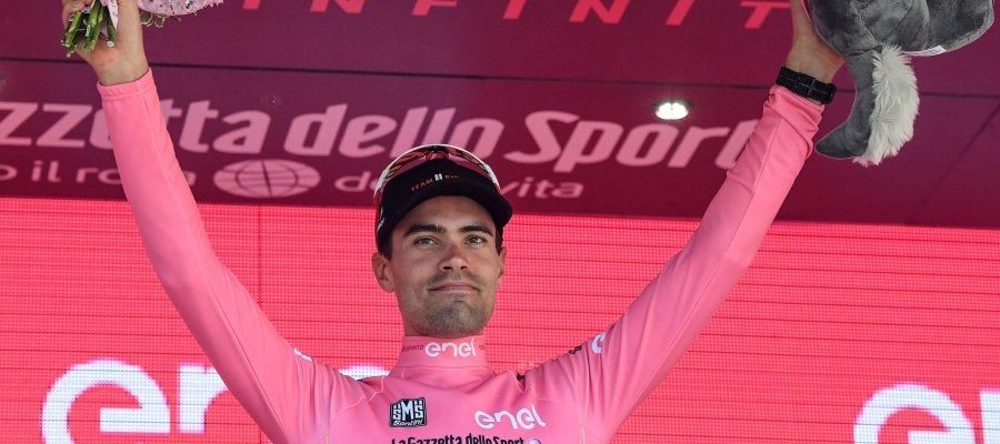 Tom Dumoulin celebra su victoria de etapa en el podio (archivo) Tom Dumoulin celebra su victoria de etapa en el podio (archivo)