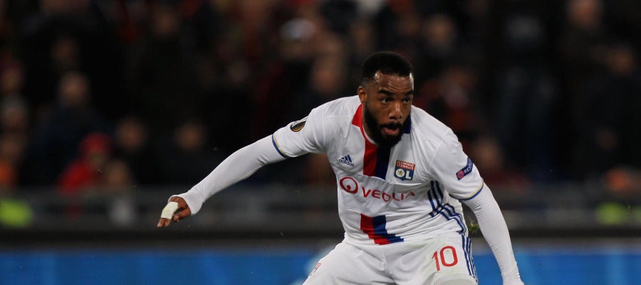 Lacazette controla un balón durante un partido con el Lyon Lacazette controla un balón durante un partido con el Lyon