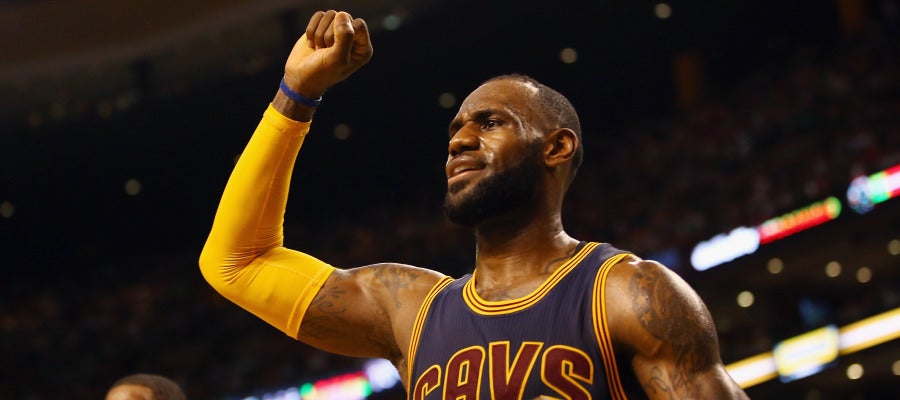 LeBron James celebra la victoria con los Cavaliers LeBron James celebra la victoria con los Cavaliers