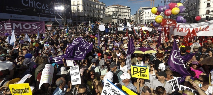 Cientos de personas participan en la Puerta del Sol de Madrid en la concentración convocada por Podemos Cientos de personas participan en la Puerta del Sol de Madrid en la concentración convocada por Podemos