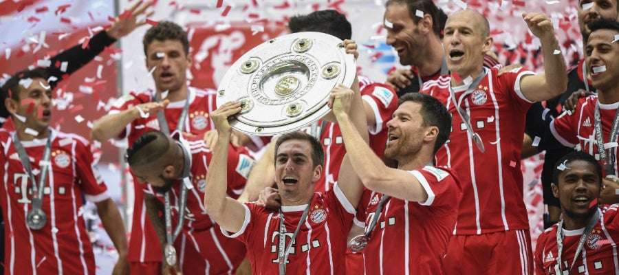 Lahm y Xabi Alonso levantan la Bundesliga Lahm y Xabi Alonso levantan la Bundesliga
