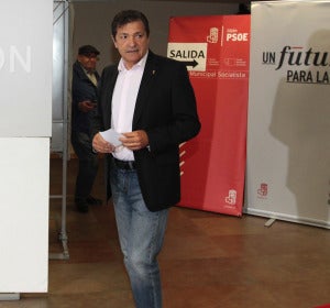 Javier Fernández vota en las primarias del PSOE en Gijón Javier Fernández vota en las primarias del PSOE en Gijón