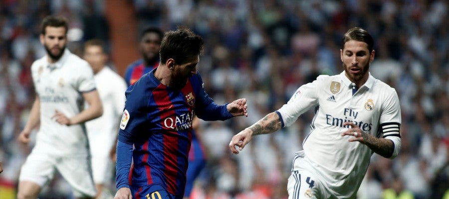 Leo Messi encara a Sergio Ramos en un Real Madrid - Barcelona Leo Messi encara a Sergio Ramos en un Real Madrid - Barcelona
