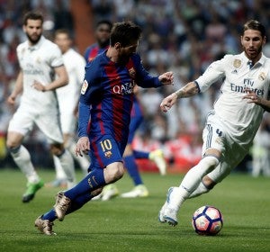Leo Messi encara a Sergio Ramos en un Real Madrid - Barcelona Leo Messi encara a Sergio Ramos en un Real Madrid - Barcelona