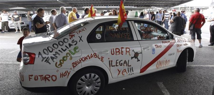 Un taxi con pintadas en contra de Uber Un taxi con pintadas en contra de Uber