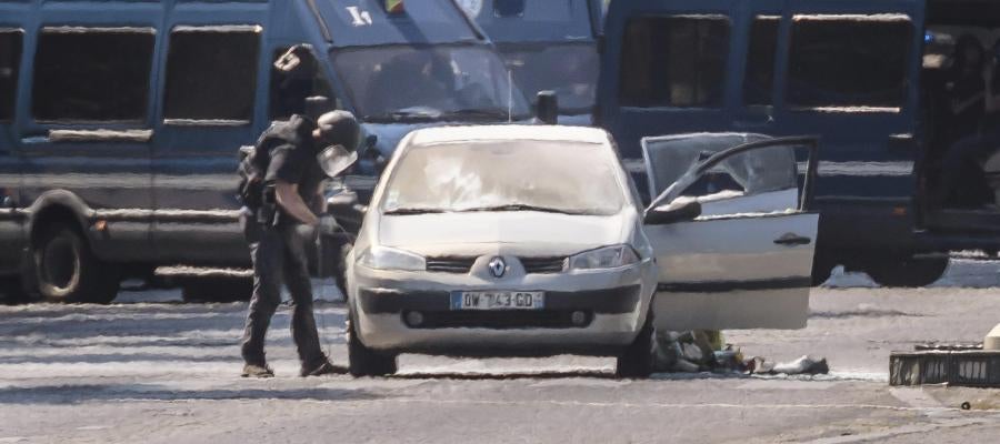 El coche que ha impactado contra un furgón policial en los Campos Elíseos El coche que ha impactado contra un furgón policial en los Campos Elíseos